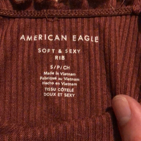 Two barely worn crop tops from American Eagle - Picture 2 of 5